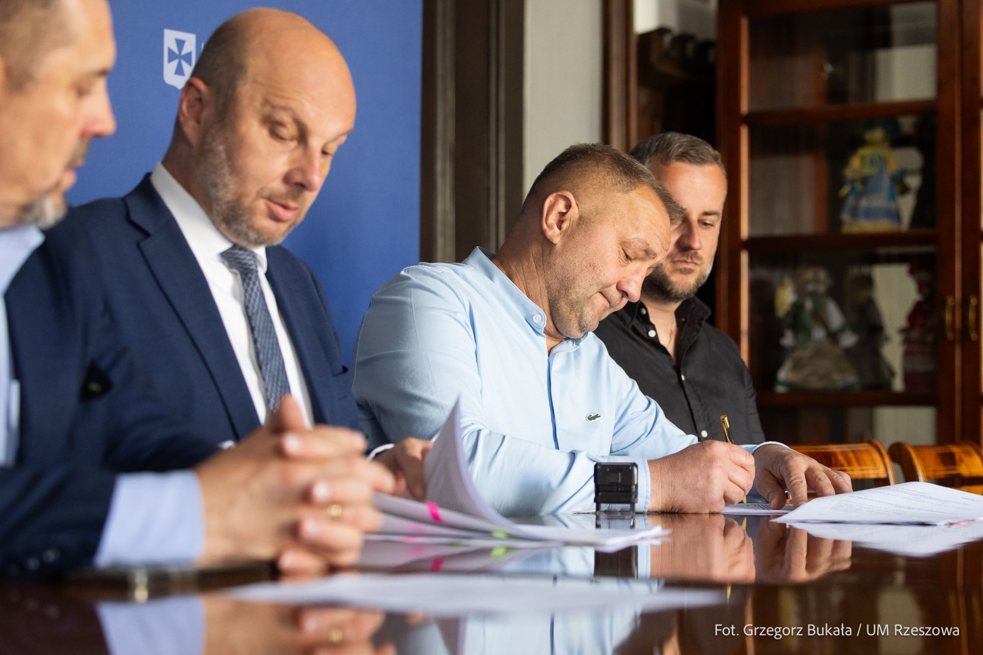 zdjęcie z podpisania przez Prezydenta Miasta Rzeszowa Konrada Fijołka, dw&oacute;ch um&oacute;w doyczących drogowych inwestycji, fot. Grzegorz Bukała, Urząd Miasta Rzeszowa